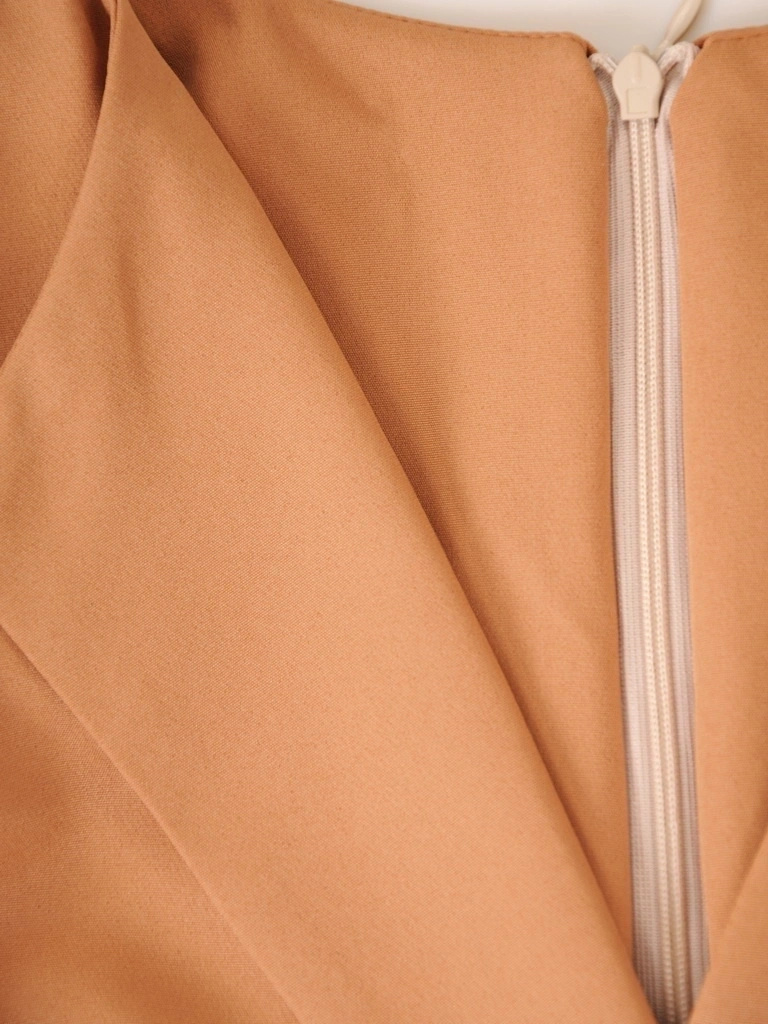Elegancka beżowa sukienka midi w pepitkę – rozkloszowany fason z baskinką modelujący talię 36782