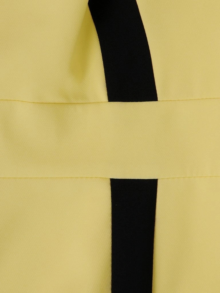 Elegancka żółta sukienka wizytowa midi – prosty fason z kontrastowym akcentem 6056