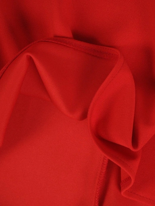 Elegancka czerwona sukienka trapezowa – cekinowe zdobienie i tuszujący krój 18697