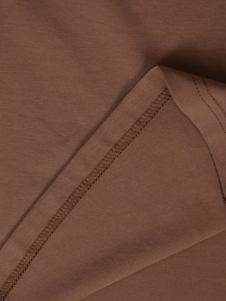 Wizytowa bluzka damska camel z dekoltem w łódkę – prosty krój z wiskozy idealny pod żakiet 41418