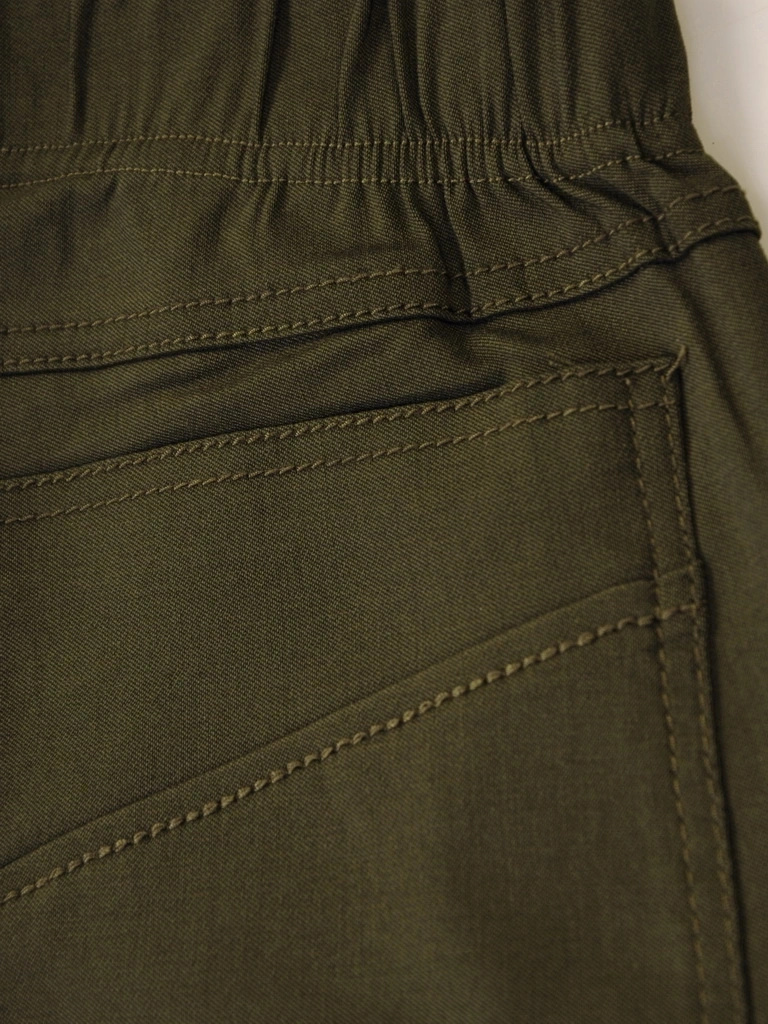 Dopasowane spodnie damskie khaki na gumce – elastyczny fason modelujący sylwetkę 35363