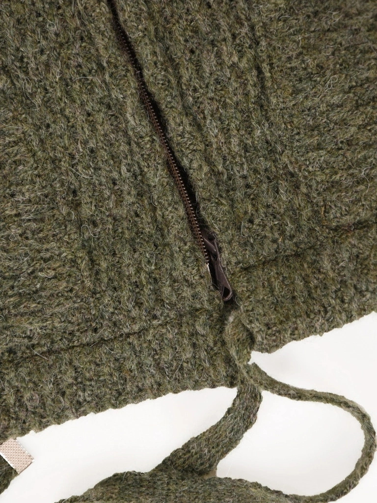 Elegancki sweter damski na suwak w butelkowej zieleni – prosty krój z kapturem i bufiastym rękawem 42175