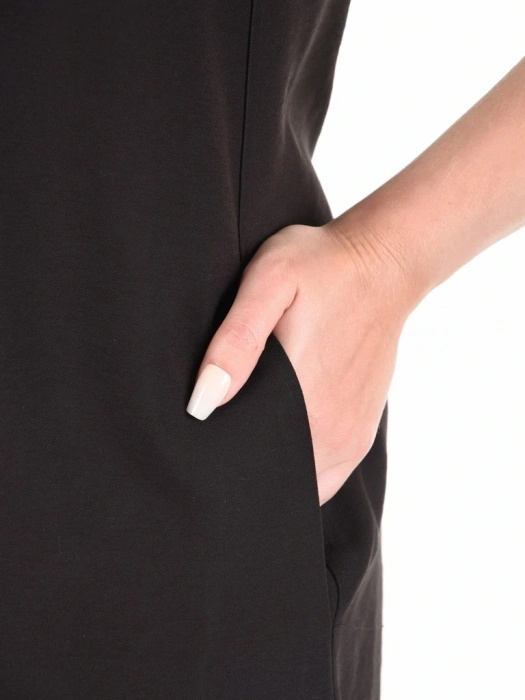 Elegancka czarna sukienka trapezowa midi – swobodny fason subtelnie maskujący biodra 42075