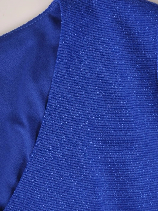 Chabrowa sukienka na wesele o prostym fasonie – maskująca zakładka i ozdobna broszka 37335