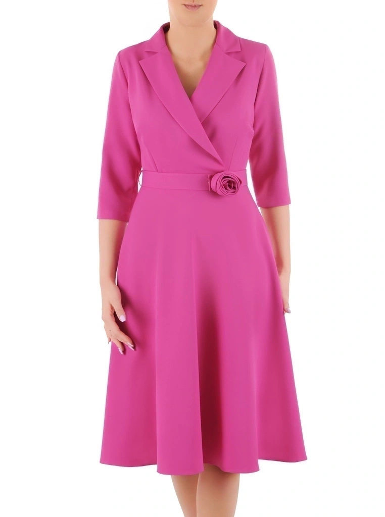 Fuksjowa rozkloszowana sukienka midi z kołnierzykiem – kobiecy krój z paskiem podkreślający talię 37979