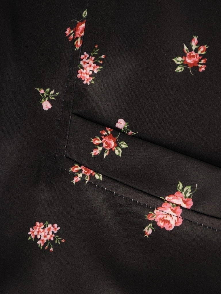 Elegancka czarna sukienka rozkloszowana w kwiaty – fason z kieszeniami i dekoltem w serek 29779