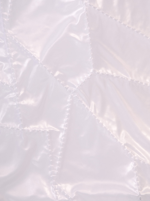 Biała, asymetryczna kamizelka z pikowanej tkaniny z kapturem 30638