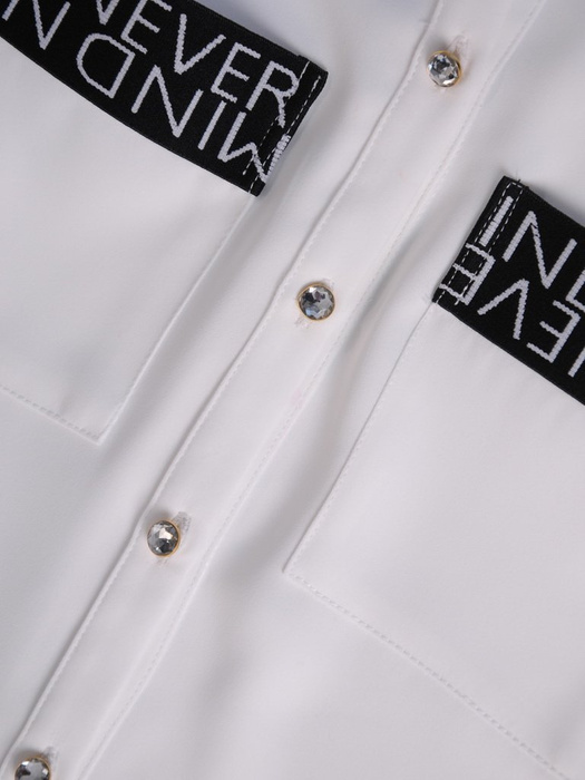 Biała koszula z długim rękawem i kołnierzykiem, klasyka w garderobie 28025