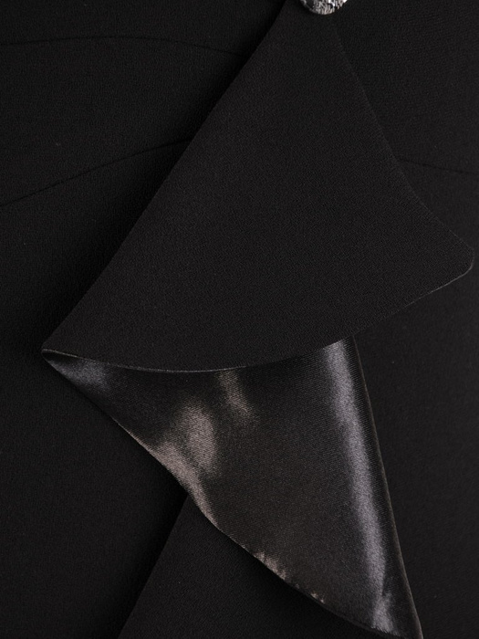 Czarna sukienka damska, kreacja wyjściowa z ozdobną falbaną 27359