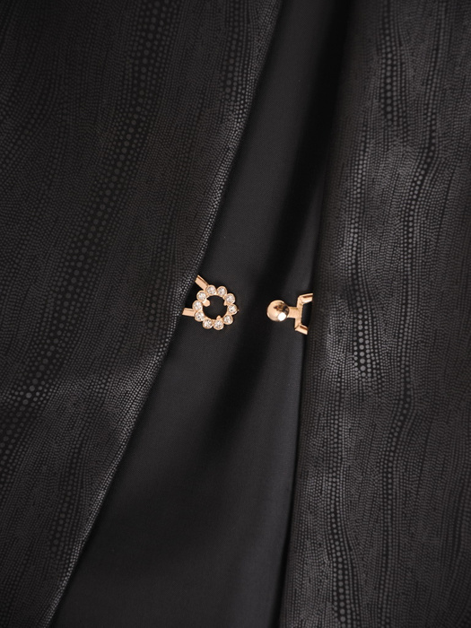 Czarny żakiet damski zapinany na ozdobną haftkę 30655