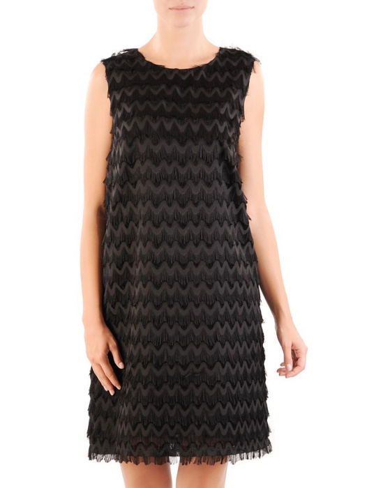 Mała czarna, sukienka z tkaniny zdobionej frędzlami 30355
