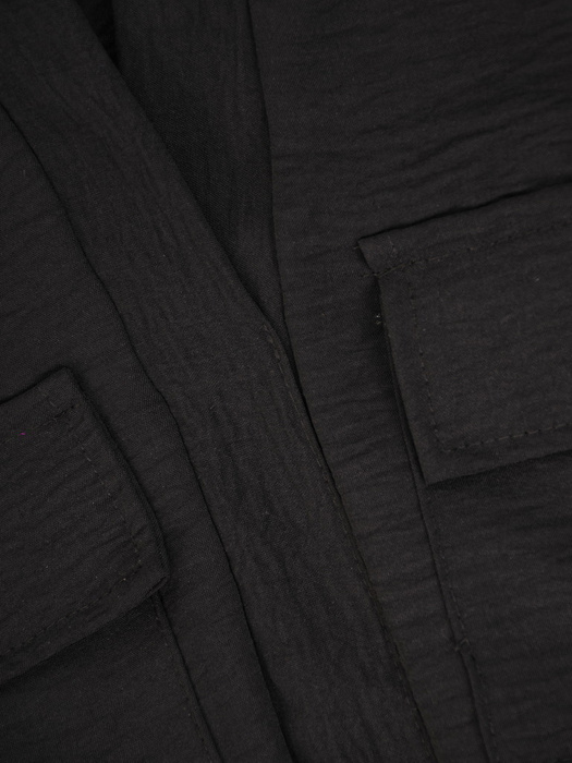 Prosta sukienka z ozdobnymi kieszeniami, czarna kreacja z paskiem 31953