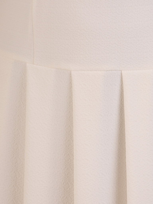 Sukienka koktajlowa, biała kreacja z ozdobnym dekoltem 26000