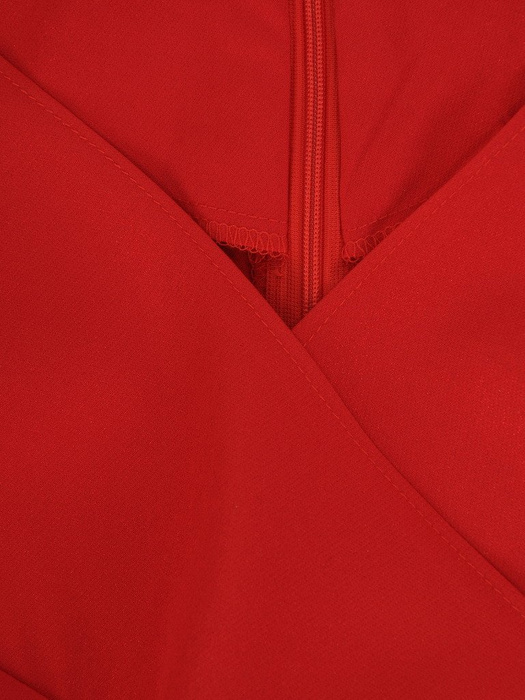 Sukienka rozkloszowana, czerwona kreacja z kopertowym dekoltem 22875