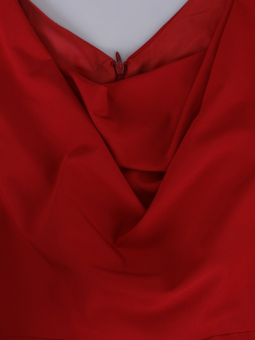 Sukienka z ozdobnym dekoltem Alika II, czerwona kreacja wizytowa.