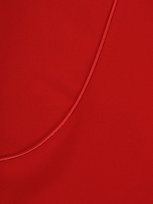 Wyszczuplająca sukienka z ozdobnym dekoltem, czerwona kreacja w nowoczesnym fasonie 23131