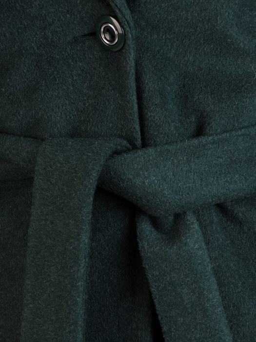 Zielony płaszcz damski z regulującym talię wiązanym paskiem 27793