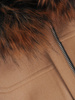 Beżowy płaszcz z odpinanym, futerkowym kapturem 27495