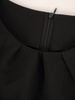 Prosta czarna sukienka z falbankami na rękawach 28325