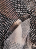 Rozkloszowana sukienka midi z oryginalnym nadrukiem 23174