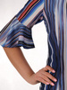 Sukienka w cieniowane paski, kreacja z modnymi rękawami 19645
